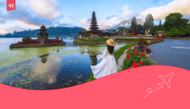 Vrouw poseert bij de Pura Ulundanu Bratan-tempel als uitgelichte afbeelding voor een artikel over de mooiste bezienswaardigheden op Bali