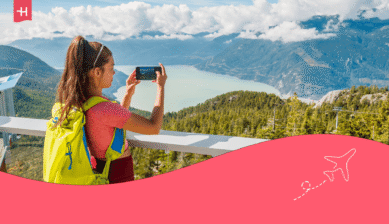 Vrouw neemt een foto van het adembenemde uitzicht in Squamish als uitgelichte afbeelding voor een artikel over de mooiste bezienswaardigheden in Canada