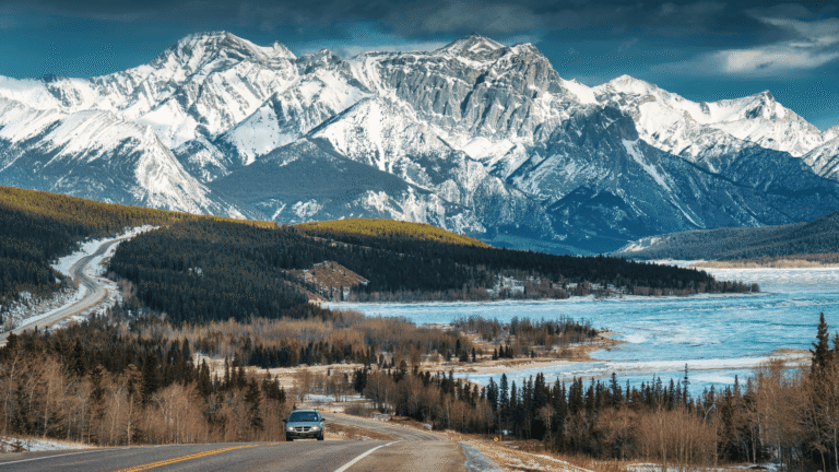 Een auto rijdt de Icefields Parkway in Alberta
