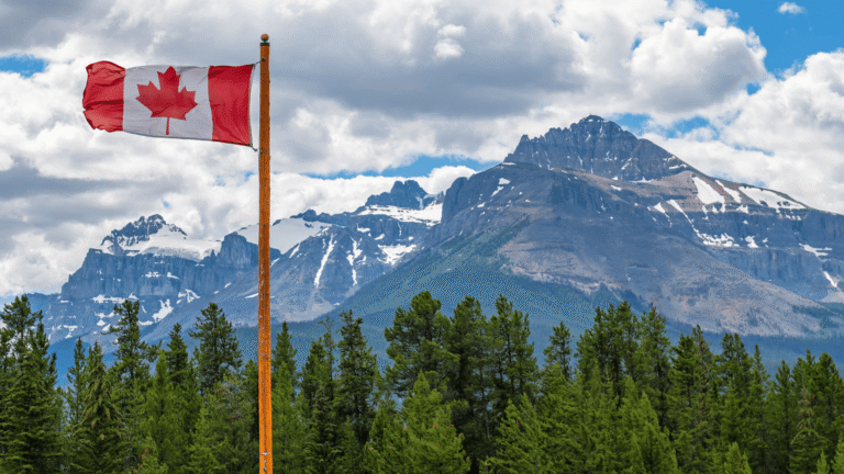 Canadese vlag wappert in de wind in Jasper National Park