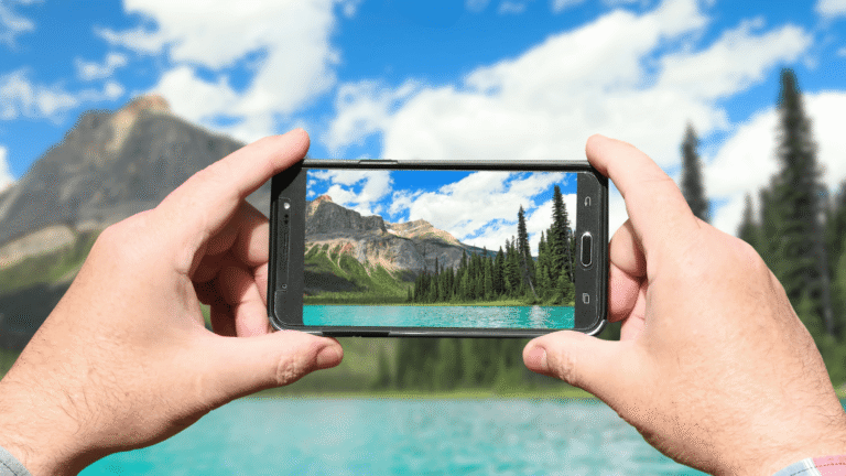 Man neemt een foto van Emerald Lake in Yoho National Park