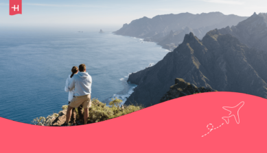 Een koppel bewondert de kustlijn van Tenerife als uitgelichte afbeelding voor een artikel over de mooiste bezienswaardigheden op Tenerife