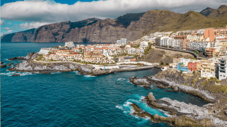 Kustdorpje op Tenerife met de Los Gigantes op de achtergrond