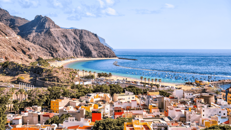 Het dorpje San Andres en het strand Playa de las Teresitas, een van de mooiste bezienswaardigheden van Tenerife