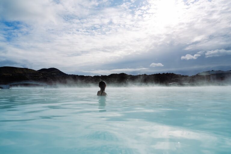Vrouw zwemt in de Blue Lagoon in IJsland