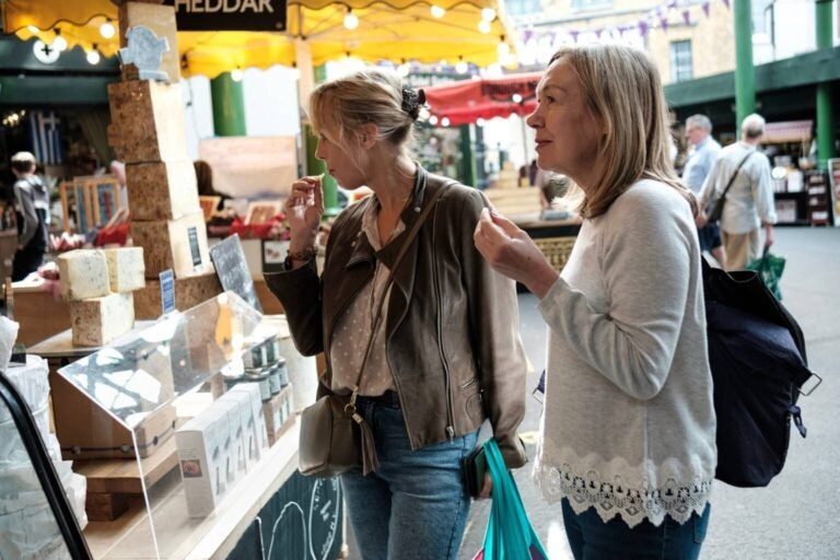 Twee vrouwen proeven kaas op Borough Market in Londen