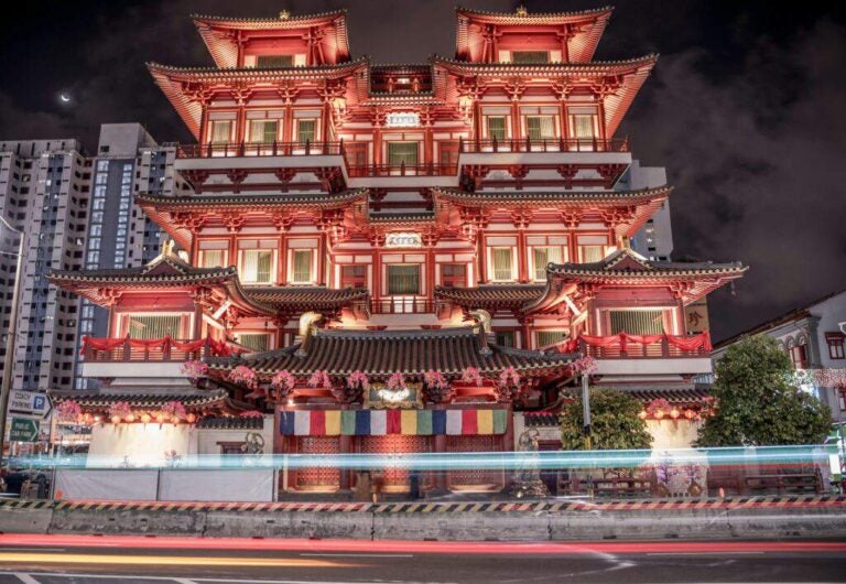 Verlichte tempel in Chinatown, een van de bekendste plekken in Singapore