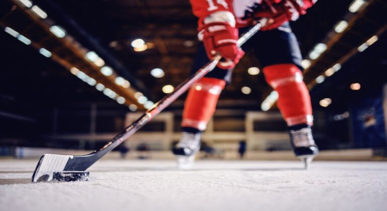 Ijshockeyspeler met puck