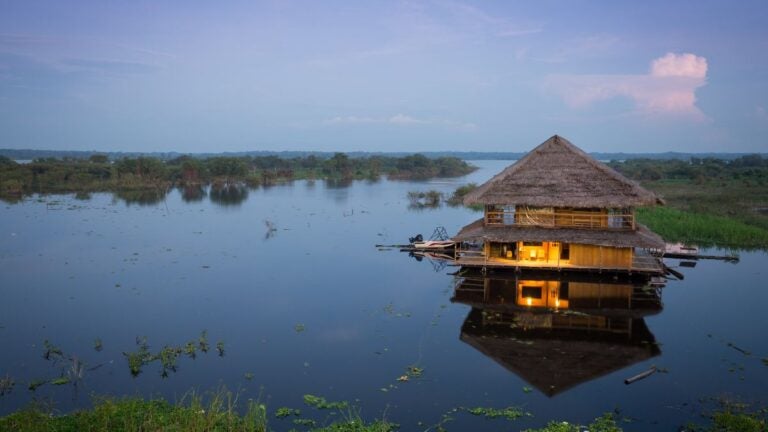 Lodge aan het water bij Iquitos in het Peruaanse Amazonegebied