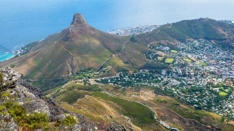 Uitzicht op Leeuwenkop en Kaapstad vanaf de bergen