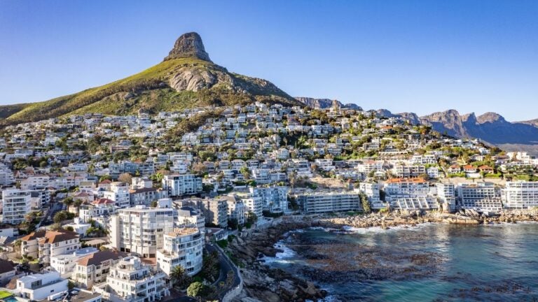 Uitzichtpunt op de Tafelberg boven de wolken in Kaapstad