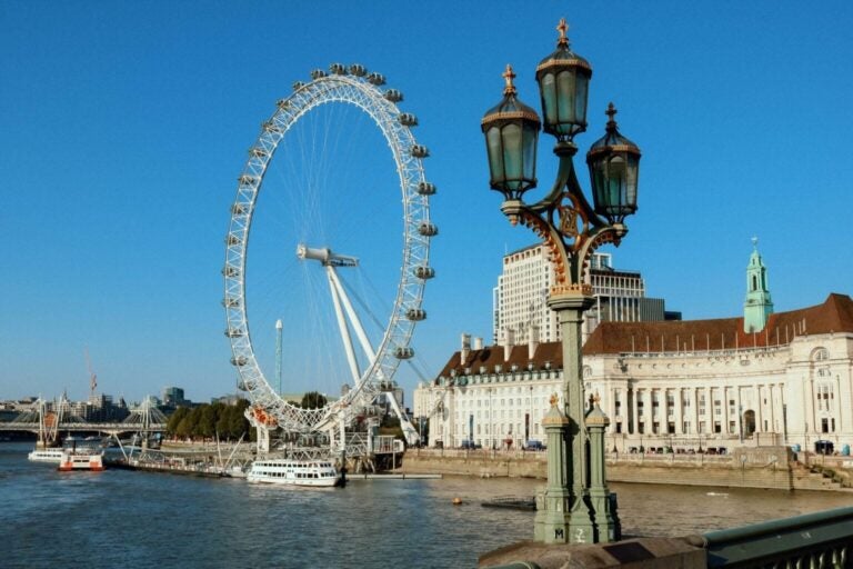 London Eye gezien vanaf de Theems