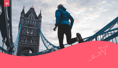 Loper op de Tower Bridge als uitgelichte afbeelding voor een artikel met informatie over hoe je je kunt inschrijven voor de London Marathon