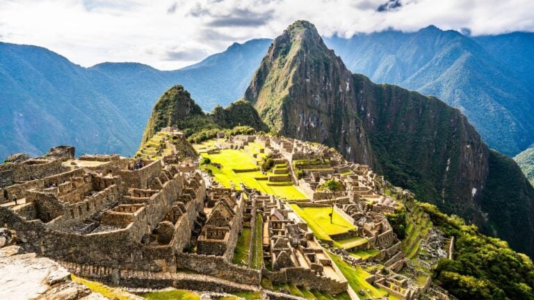 Uitzicht op Machu Picchu in de bergen van Peru