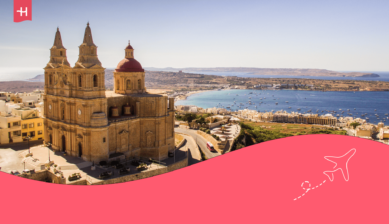 Luchtfoto van de kerk en het strand van Mellieha, Malta als uitgelichte afbeelding voor een artikel over Malta bezienswaardigheden