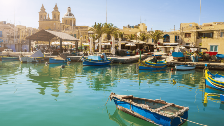 Traditionele bootjes dobberen in de haven van Marsaxlokk, een van de mooiste bezienswaardigheden van Malta
