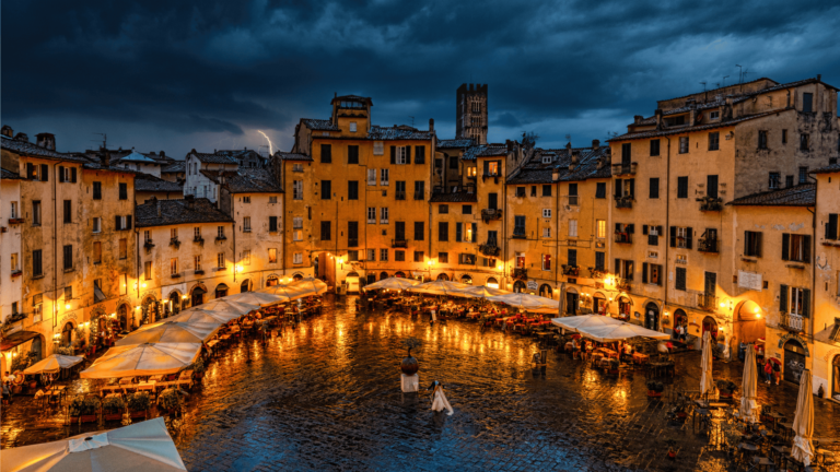 Piazza dell'Anfiteatro in Lucca