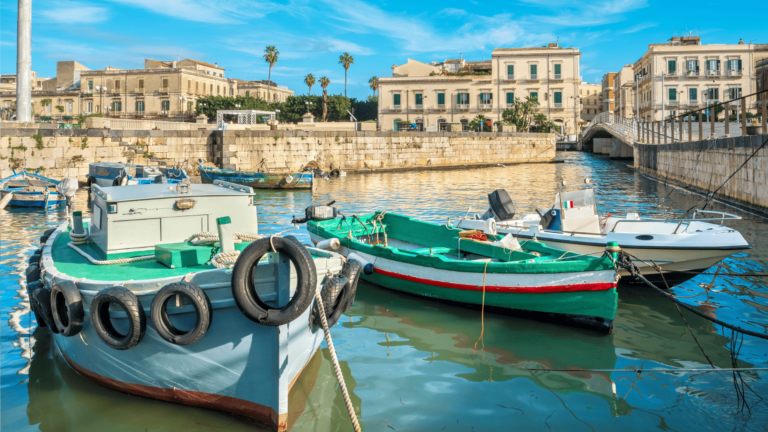 Vissersbootjes in de haven van Ortigia, Syracuse