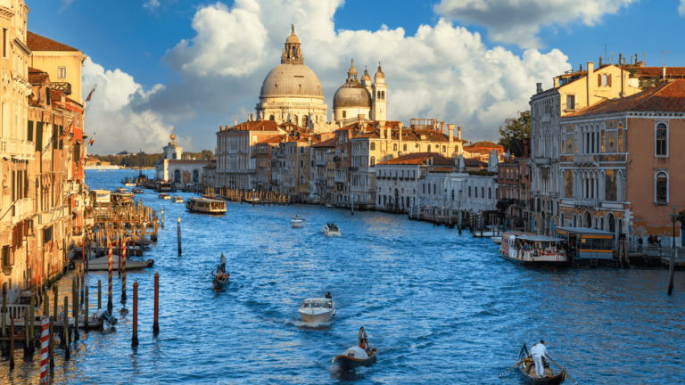 Canal Grande in Venetië met de Basilica di Santa Maria della Salute op de achtergrond