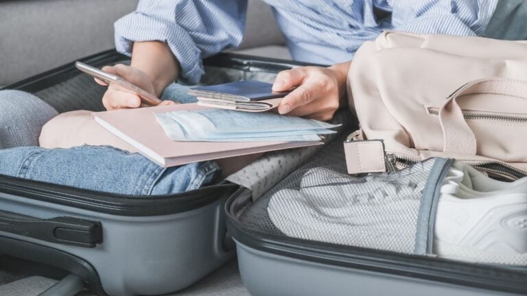 Koffer met reisdocumenten en spullen voor een paklijst voor Indonesië