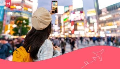 Een toerist maakt een foto op het Shibuya-kruispunt in Tokio, Japan