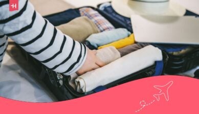 Iemand die kleding oprolt en inpakt in een koffer voor een reis naar Zuid-Afrika