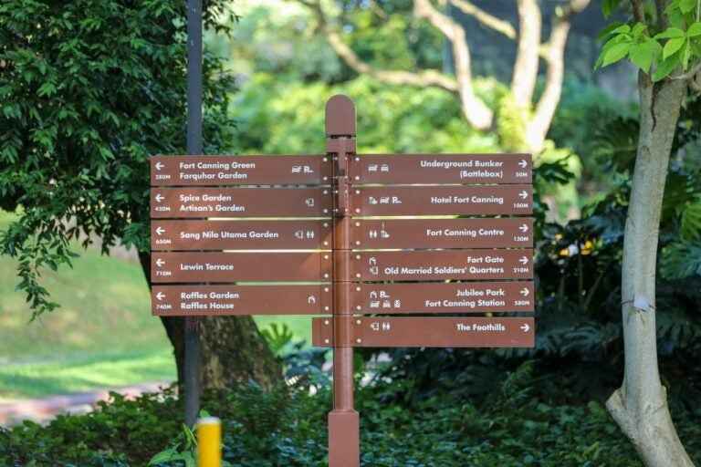 Wegwijzer in Fort Canning Park, een populaire plek voor wie zoekt naar wat te doen in Singapore