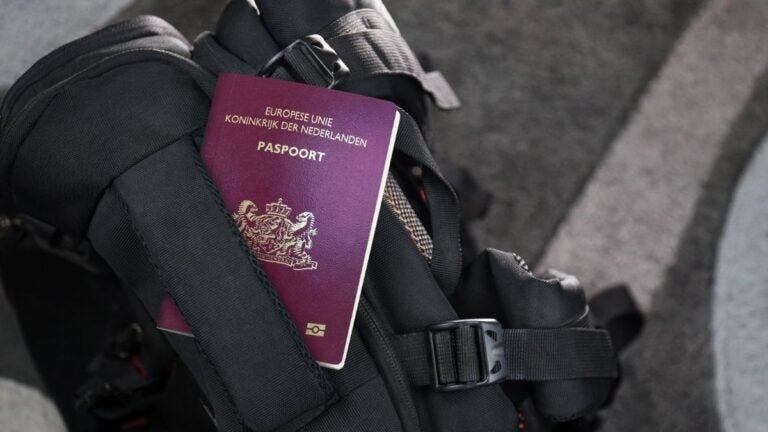 Nederlands paspoort in een reisrugzak voor vertrek naar Sri Lanka