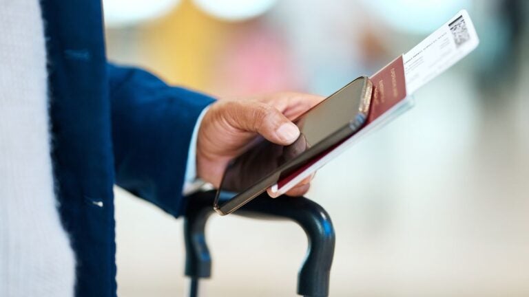 Paspoort en telefoon als belangrijke items op een paklijst voor Indonesië