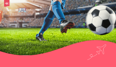 Foto van een voetballer die op een bal trapt als uitgelichte afbeelding voor een artikel over de speelsteden van het WK voetbal.