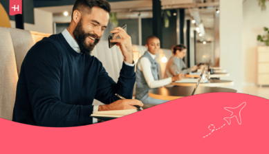 Breed glimlachende man aan de telefoon als uitgelichte afbeelding voor een artikel over met Vodafone bellen naar het buitenland