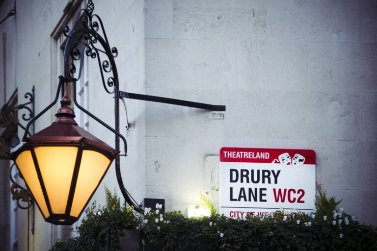 Bordje met daarop de straatnaam "Drury Lane"