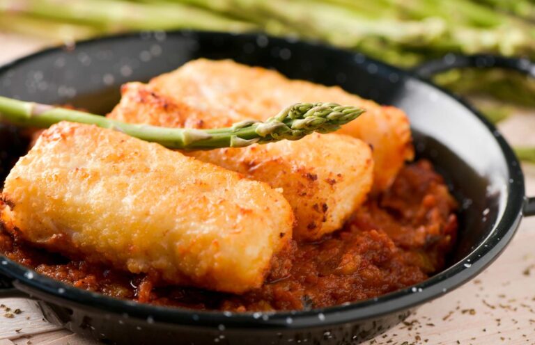 Bacalao a la vizcaína met tomatensaus en asperges, een traditioneel visgerecht uit de spanje eten traditie