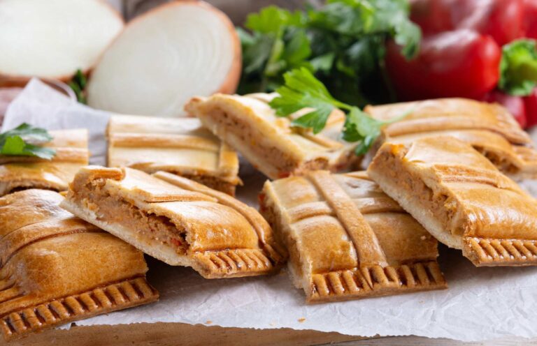 Verse empanada gallega gevuld met vlees en groenten, een traditioneel gerecht uit de spanje eten cultuur
