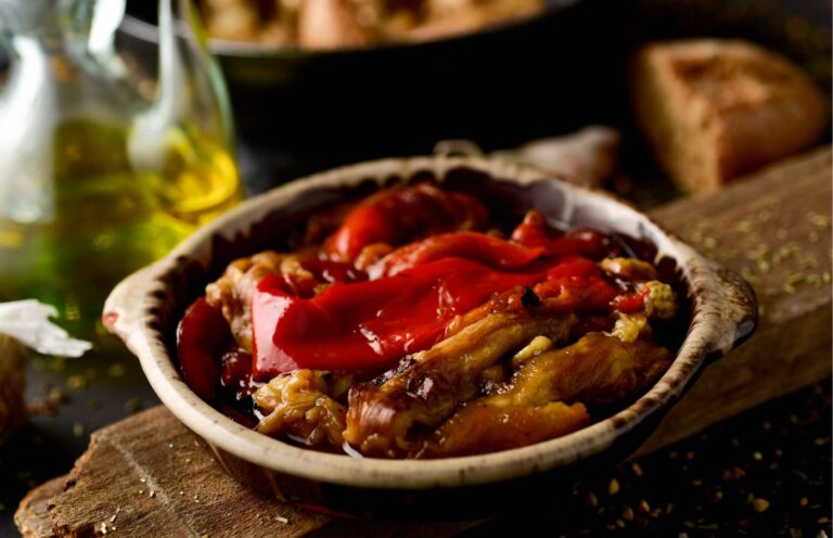 Escalivada met gegrilde paprika en aubergine in een aardewerken schaal, een authentiek spanje eten gerecht