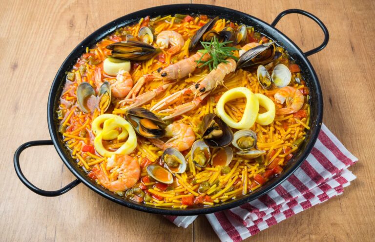 Fideuà met zeevruchten, garnalen en mosselen in een grote pan, een traditioneel spanje eten gerecht