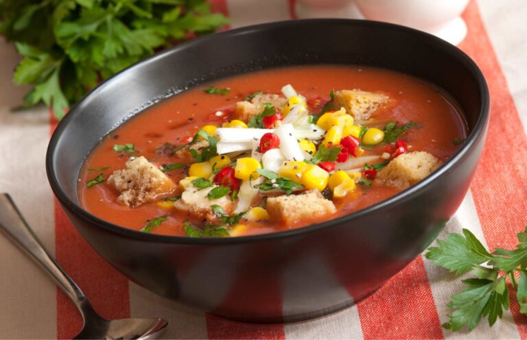 Kom gazpacho met groenten en croutons, een verfrissende koude soep uit de spanje eten traditie