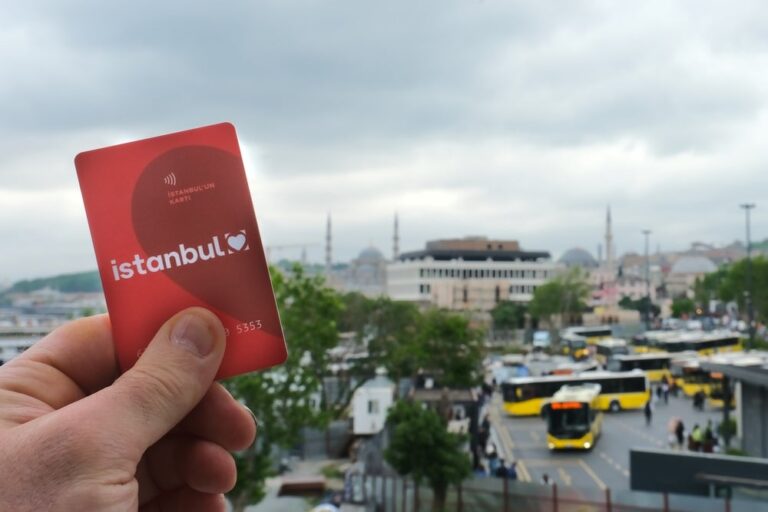 Een persoon houdt een Istanbulkart vast in de hand