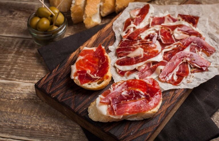 Jamón ibérico op brood met olijven, een onmisbaar onderdeel van de spanje eten cultuur