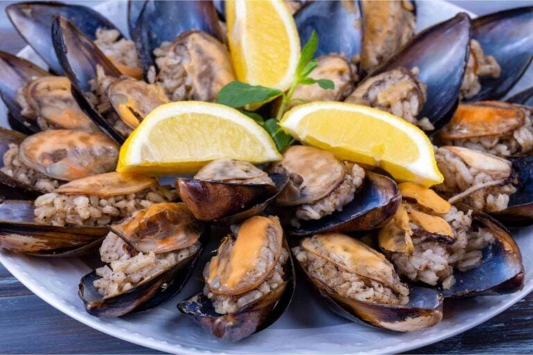 Een bord Midye Dolma, de beste Turkse snack