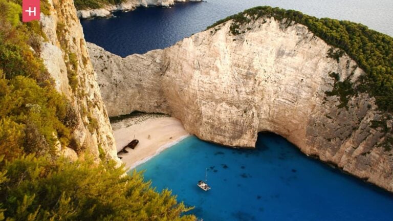 Het strand van Navagio op Zakynthos, een van de mooiste eilanden van Griekenland