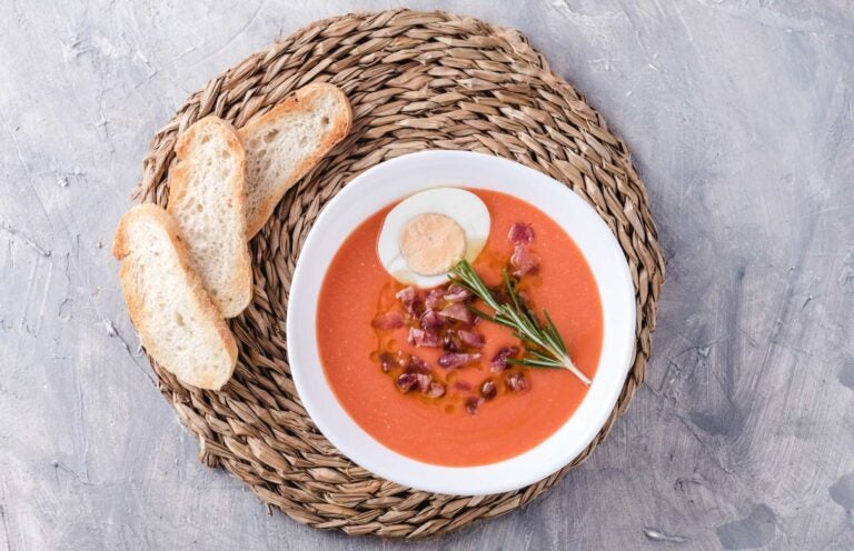 Salmorejo met ei en spekjes geserveerd met brood, een traditionele koude soep uit de spanje eten keuken