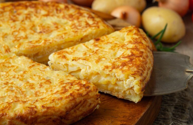 Spaanse tortilla met aardappel en ui, een van de meest iconische gerechten uit de spanje eten keuken