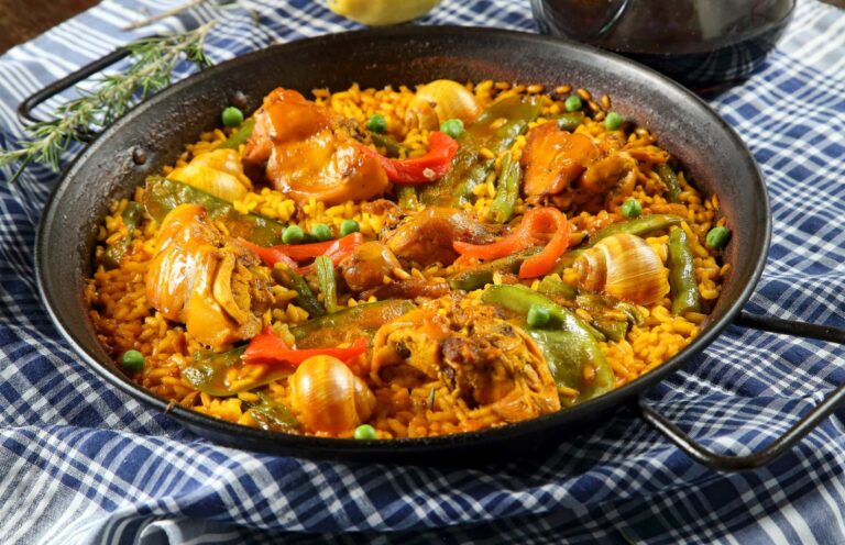 Traditionele Valenciaanse paella met kip en groenten in een grote pan, het bekendste gerecht uit de spanje eten keuken
