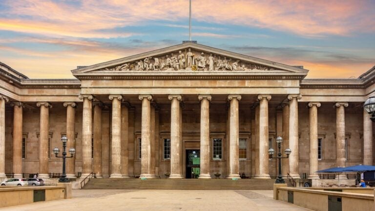 Voorkant van het British Museum in Londen met klassieke zuilen en open plein.