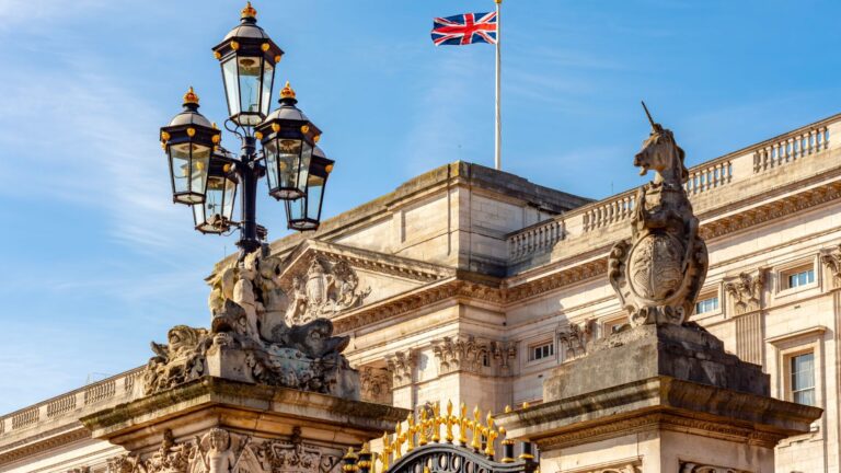 Buckingham Palace in Londen met Britse vlag en historische architectuur.