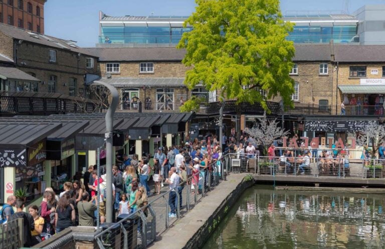Bezoekers genieten van streetfood en lokale eetkraampjes in Camden Market in Londen