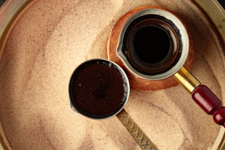 Traditionele Egyptische koffie bereid in een koperen pot, een must-try voor liefhebbers van Egypte eten