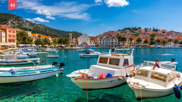 Bootjes dobberen op het water bij het stadje Hvar, een van de mooiste eilanden van Europa