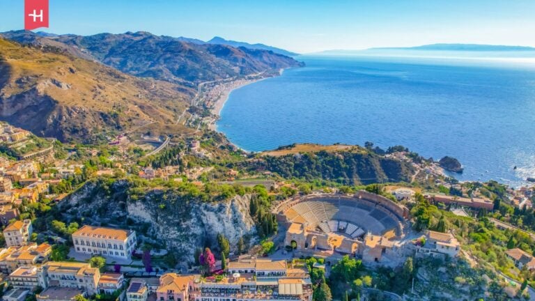 Luchtfoto van het Grieks Theater in Taormina, op Sicilië